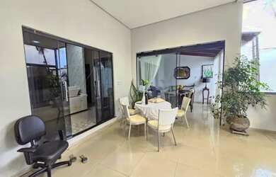 Imagem: A casa possui 2 Dormitórios, 3 Banheiros, 3 Vagas na garagem