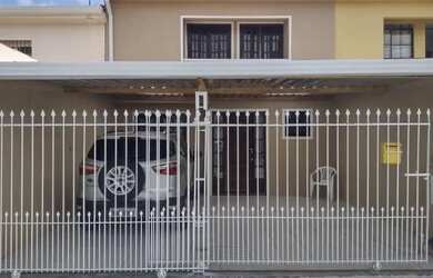 Imagem: A casa possui 3 Dormitórios, 2 Banheiros, 2 Vagas na garagem