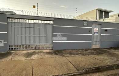 Imagem: A casa possui 3 Dormitórios, 3 Banheiros, 5 Vagas na garagem