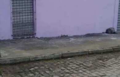 Imagem: A casa possui 3 Dormitórios, 1 Banheiro, 1 Vaga na garagem