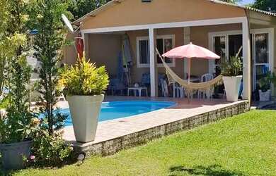 Imagem: A casa possui 2 Dormitórios, Acomodam 8 pessoas, 5 Vagas na