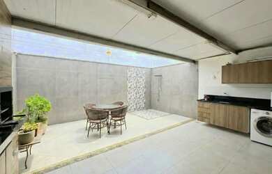 Imagem: A casa possui 3 Dormitórios, 4 Banheiros, 2 Vagas na garagem