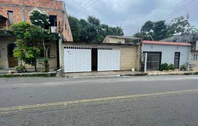 Imagem: A casa possui 4 Dormitórios, 2 Banheiros, 2 Vagas na garagem