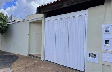 Imagem: A casa possui 2 Dormitórios, 1 Banheiro, 1 Vaga na garagem