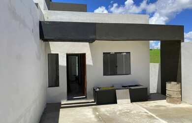 Imagem: A casa possui 2 Dormitórios, 2 Banheiros, 2 Vagas na garagem