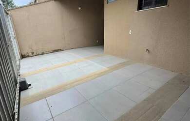 Imagem: A casa possui 2 Dormitórios, 1 Banheiro, 2 Vagas na garagem