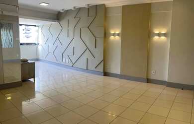 Imagem: O apartamento possui 3 Dormitórios, 1 Banheiro, 2 Vagas na