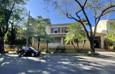 Imagem: A casa possui 5 Dormitórios, 3 Banheiros, 3 Vagas na garagem