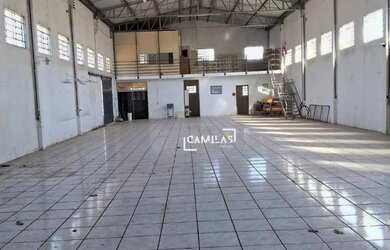 Imagem: O depósito à venda possui 4 Vagas na garagem e 396m² de Área