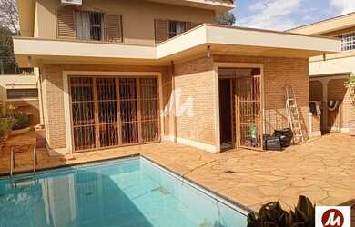 Imagem: A casa possui 3 Dormitórios, 5 Banheiros, 4 Vagas na garagem