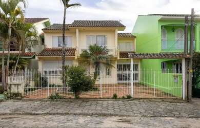 Imagem: A casa possui 3 Dormitórios, 3 Banheiros, 2 Vagas na garagem