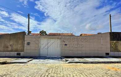 Imagem: A casa possui 2 Dormitórios, 2 Banheiros, 2 Vagas na garagem