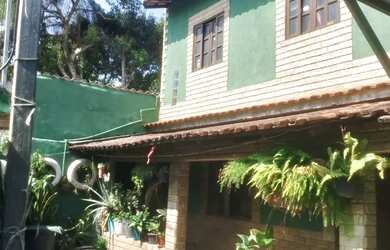 Imagem: A casa possui 3 Dormitórios, 2 Banheiros, 1 Vaga na garagem