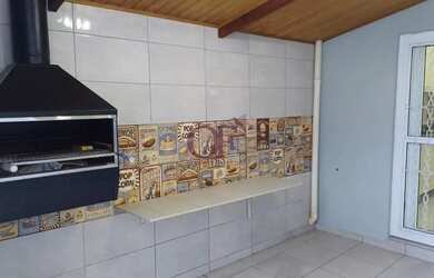 Imagem: A casa possui 3 Dormitórios, 2 Banheiros, 2 Vagas na garagem