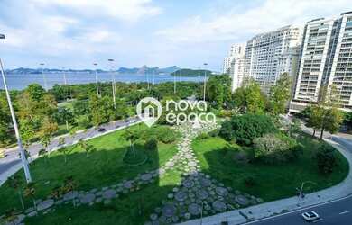 Imagem: O apartamento possui 4 Dormitórios, 5 Banheiros, 1 Vaga na