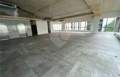 Imagem: O depósito possui 5 Vagas na garagem, 242m² de Área e está