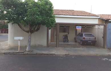 Imagem: A casa possui 3 Dormitórios, 1 Banheiro, 2 Vagas na garagem