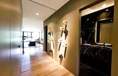 Imagem: O apartamento possui 4 Dormitórios, 5 Banheiros, 4 Vagas na