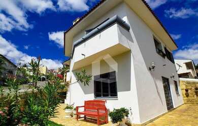 Imagem: A casa possui 3 Dormitórios, 4 Banheiros, 3 Vagas na garagem