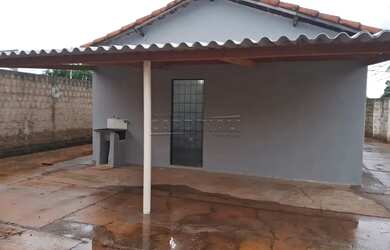 Imagem: A casa possui 3 Dormitórios, 1 Banheiro, 4 Vagas na garagem