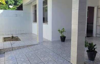 Imagem: A casa possui 3 Dormitórios, 1 Banheiro, 2 Vagas na garagem