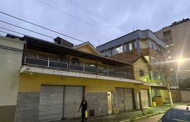 Imagem: Casa à venda no centro de BM. Com 2 pontos de loja garagem