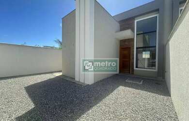 Imagem: A casa possui 3 Dormitórios, 2 Banheiros, 2 Vagas na garagem