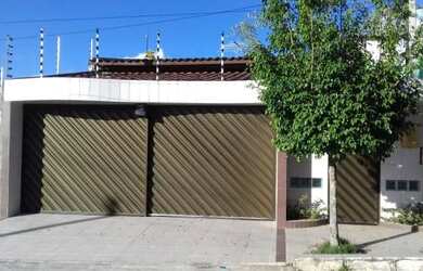 Imagem: A casa possui 2 Dormitórios, 2 Banheiros, 3 Vagas na garagem