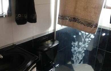 Imagem: A casa possui 2 Dormitórios, 2 Banheiros, 3 Vagas na garagem