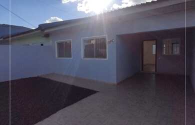 Imagem: A casa possui 3 Dormitórios, 1 Banheiro, 2 Vagas na garagem