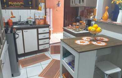 Imagem: A casa possui 3 Dormitórios, 2 Banheiros, 2 Vagas na garagem