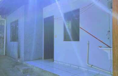 Imagem: A casa possui 1 Dormitório, 1 Banheiro, Varanda e está localizado