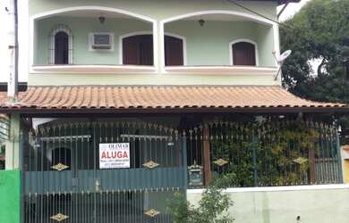 Imagem: A casa possui 3 Dormitórios, 3 Banheiros, 1 Vaga na garagem