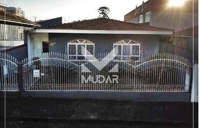 Imagem: A casa possui 4 Dormitórios, 3 Banheiros, 4 Vagas na garagem