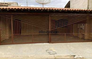 Imagem: A casa possui 3 Dormitórios, 3 Banheiros, 3 Vagas na garagem