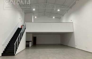 Imagem: O depósito possui 4 Vagas na garagem, 240m² de Área e está