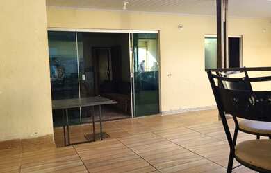 Imagem: A casa possui 3 Dormitórios, 2 Banheiros, 2 Vagas na garagem