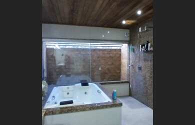 Imagem: A casa possui 4 Dormitórios, 3 Banheiros, 2 Vagas na garagem