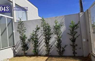 Imagem: A casa possui 3 Dormitórios, 2 Banheiros, 3 Vagas na garagem