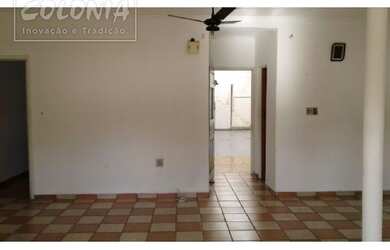 Imagem: A casa possui 4 Dormitórios, 3 Banheiros, 2 Vagas na garagem