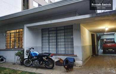 Imagem: A casa possui 4 Dormitórios, 3 Banheiros, 5 Vagas na garagem