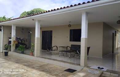 Imagem: A casa possui 4 Dormitórios, 3 Banheiros, 4 Vagas na garagem