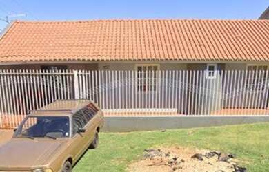 Imagem: A casa possui 3 Dormitórios, 2 Banheiros, 1 Vaga na garagem