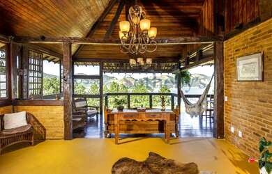 Imagem 6: Casa no alto da encosta com vista mar