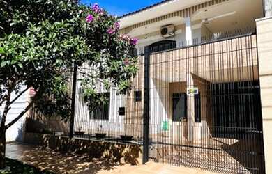 Imagem: A casa possui 5 Dormitórios, 4 Banheiros, 5 Vagas na garagem