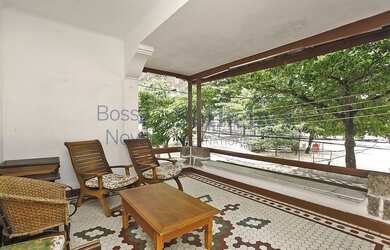 Imagem: A casa possui 4 Dormitórios, 4 Banheiros, 4 Vagas na garagem