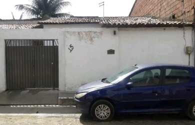 Imagem: A casa possui 2 Dormitórios, 1 Banheiro, 2 Vagas na garagem