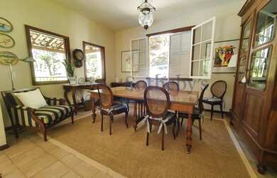 Imagem: A casa possui 4 Dormitórios, 5 Banheiros, 2 Vagas na garagem