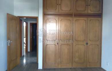 Imagem: A casa possui 4 Dormitórios, 4 Banheiros, 4 Vagas na garagem