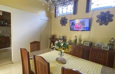 Imagem: A casa possui 4 Dormitórios, 4 Banheiros, 5 Vagas na garagem